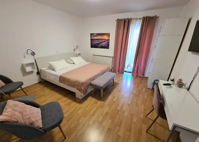 Apartments & Rooms Tom